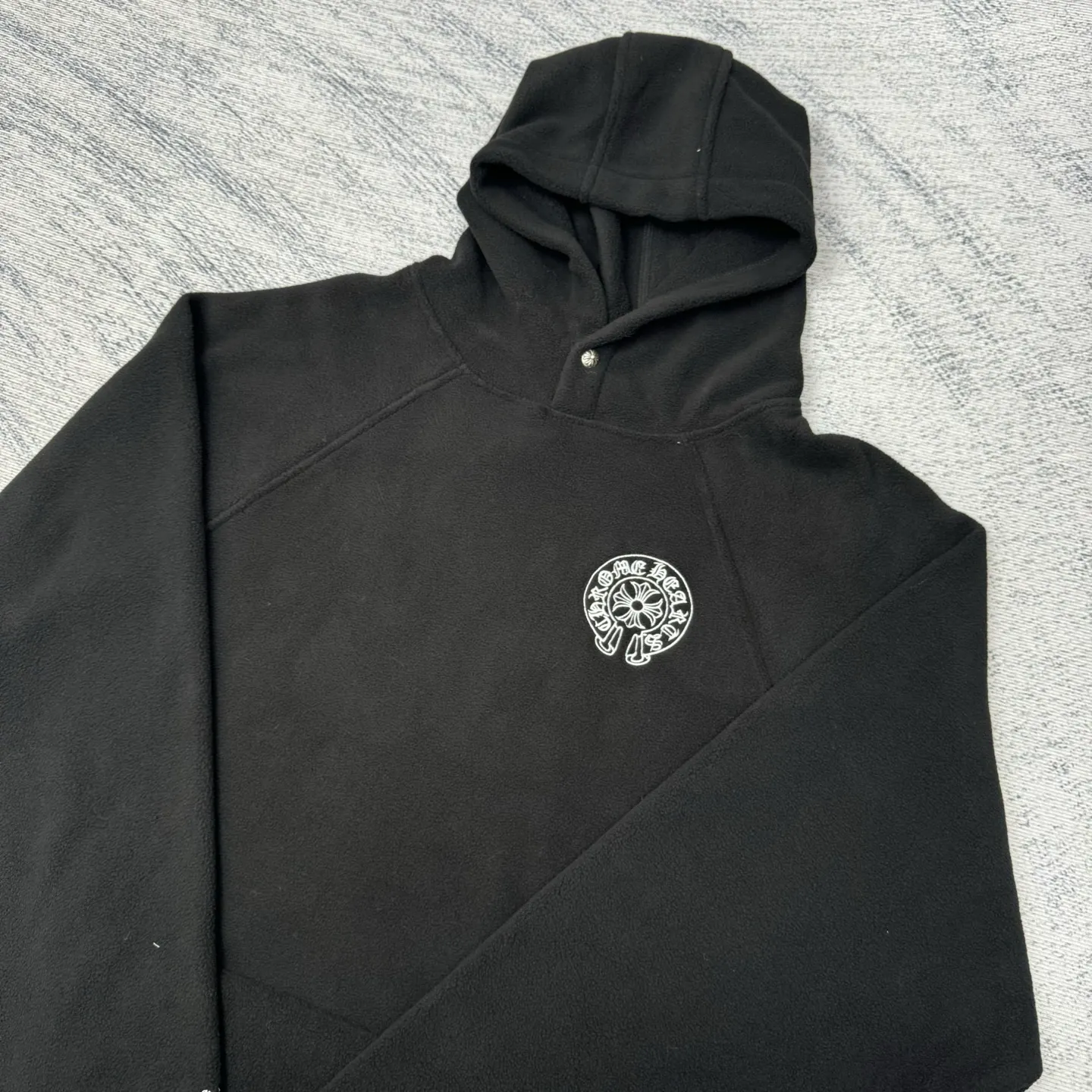 P400 Chrome Herat 2025 embroidered double-sided brushed polar fleece hooded sweatshirt SIZE S/M/L is rare in Chrome Heart's material selection. It uses terry and brushed fabrics to make it softer and warmer. Classic horseshoe embroidery on the chest. Made of imported lambskin. The crusaders flower snap button on the collar and the melon beads at the hem are all genuine antique silver.